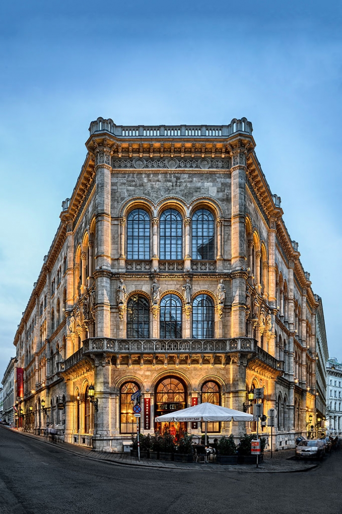 Caffe Central mang nét trang nhã cổ kính. Ảnh: Cafecentral