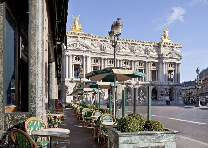 Café De La Paix tọa lạc tại con đường lớn phía trước nhà hát lớn Opéra Paris. Ảnh: Cafedelapaix