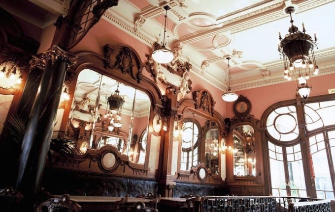 Nội thất tinh xảo bên trong Café Majestic. Ảnh: Ucityguides