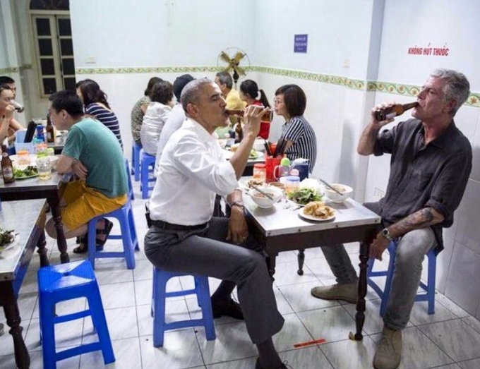 Tổng thống Mỹ Barack Obama và đầu bếp Anthony Bourdain trong một chuyến thăm tới Việt Nam năm 2016