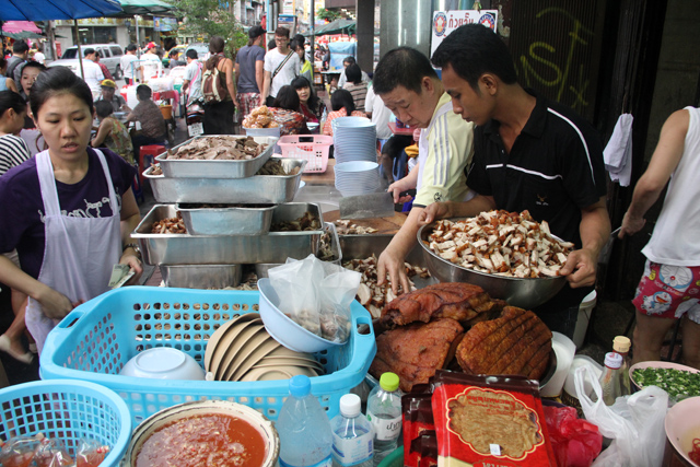 Quán lúc nào cũng đông khách từ sáng tới tối. Nguồn: Eatingthaifood