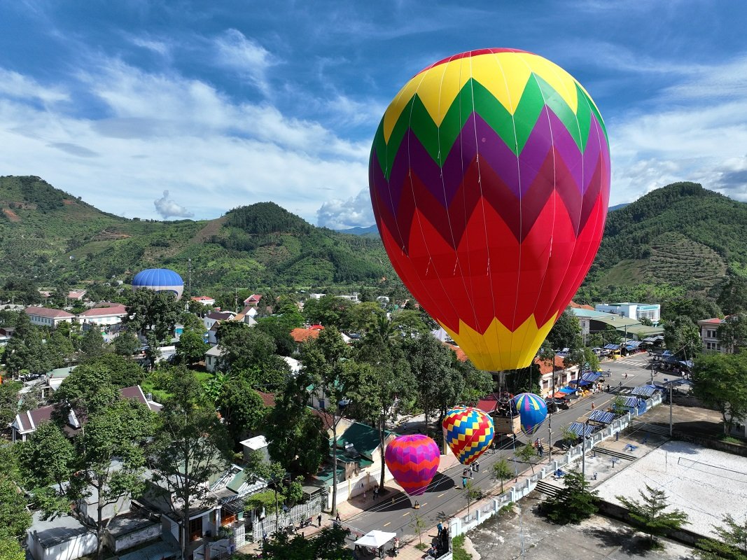 Du khách được trải nghiệm khinh khí cầu, dù lượn giữa những tầng mây,...