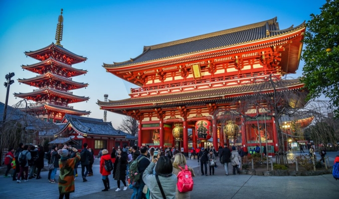 Bên ngoài chùa Asakusa Kannon Nhật Bản