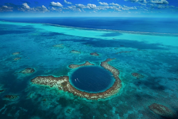 Great Hole tại Belize giữa lòng biển khơi. Ảnh: Internet