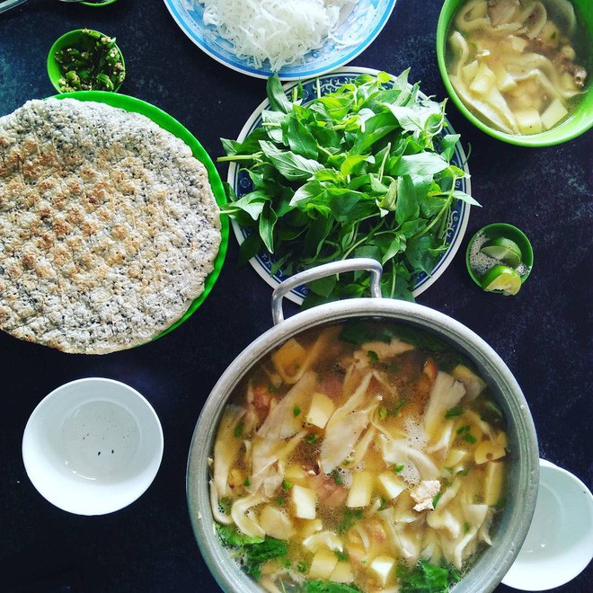 Lẩu gà é