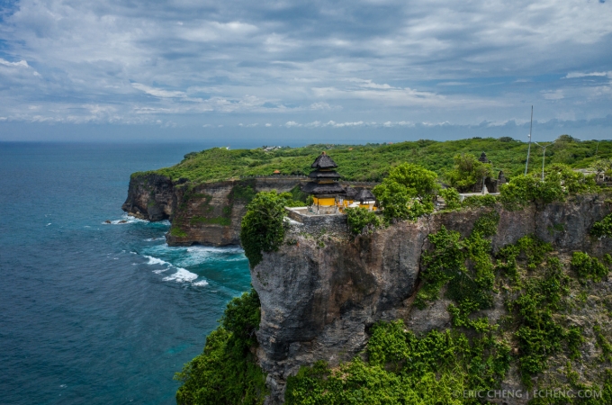 Ngôi đền Pura Luhur Uluwatu nằm cheo leo trên vách núi. Ảnh: kintaman.id