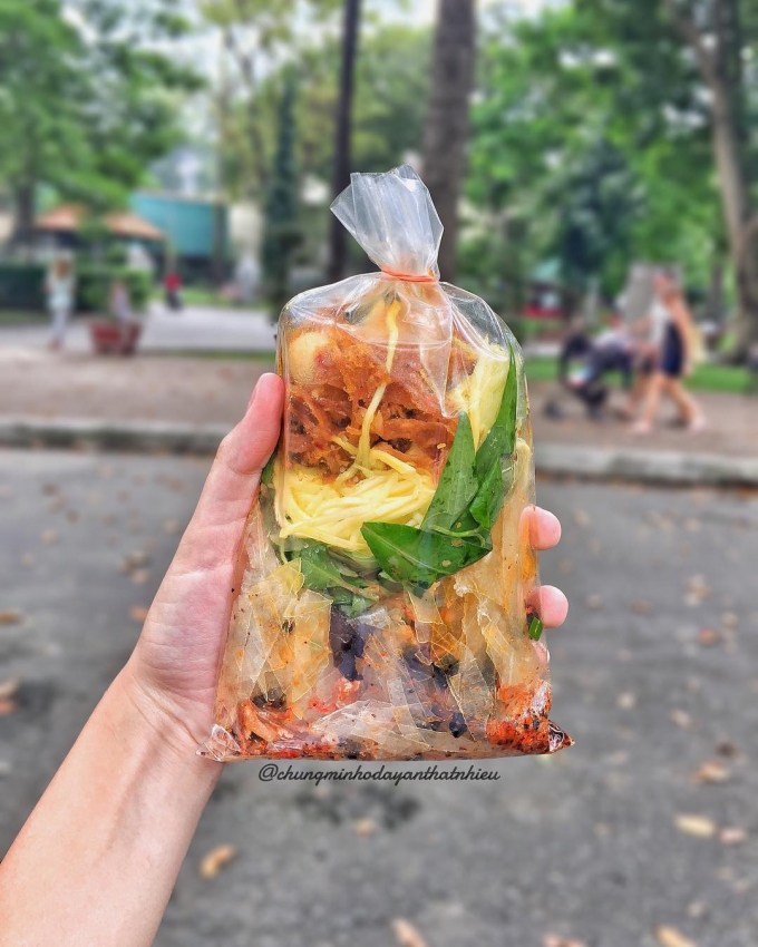 Ẩm thực Sài Thành không thể thiếu bánh tráng trộn