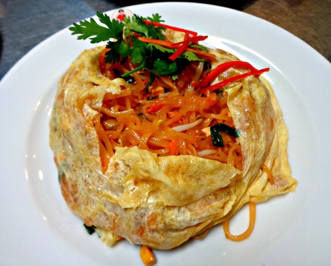 Thưởng thức Pad Thai chuẩn vị tại Pad Thai Thip Samai