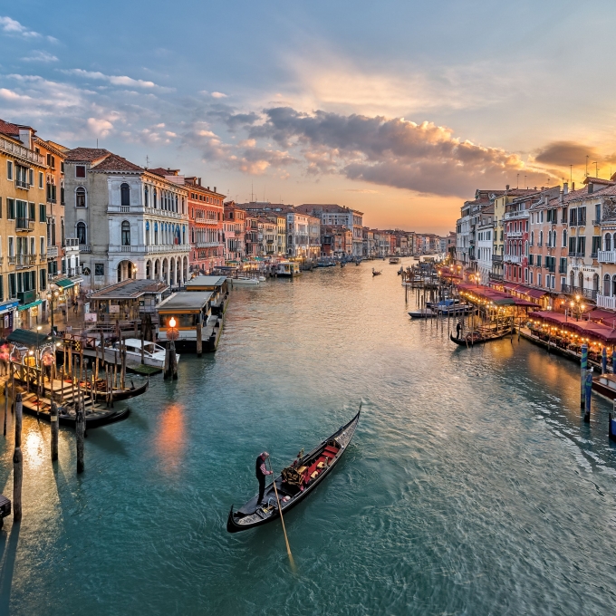 Chèo thuyền trên những con kênh tại Venice. Nguồn: Internet