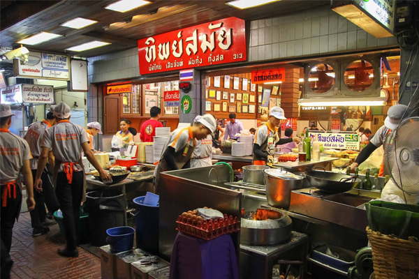 Quán Pad Thai Thip Samai lúc nào cũng đông khách