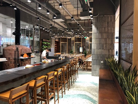 Đến đây bạn có thể vừa trò chuyện vừa chiêm ngưỡng đầu bếp thể hiện kỹ năng nướng bánh. Nguồn: Internet