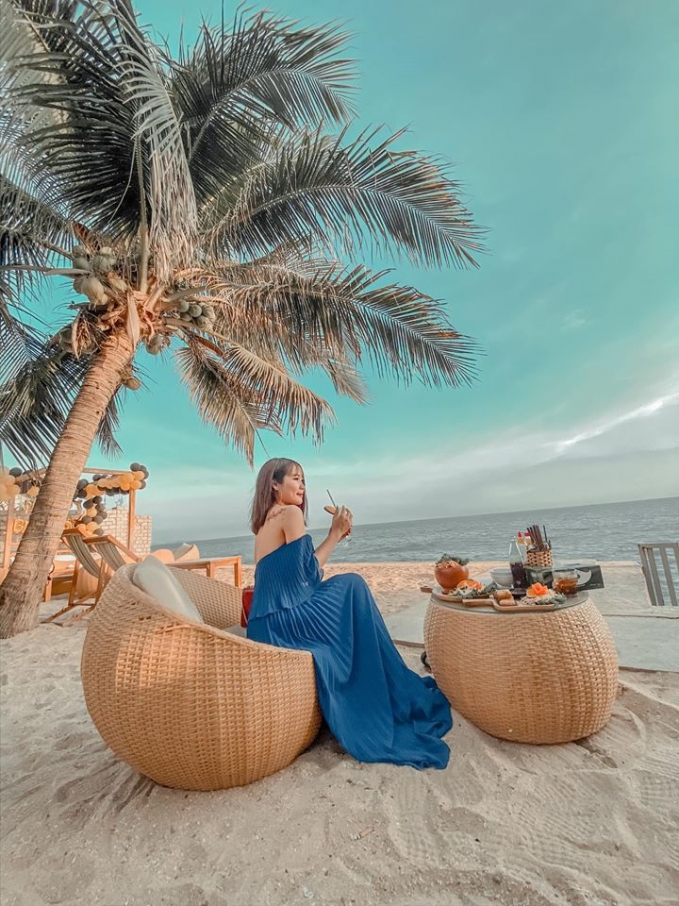 Thưởng thức đồ uống mát lạnh trên bờ biển. Ảnh: Facebook Trương Hoài Nam