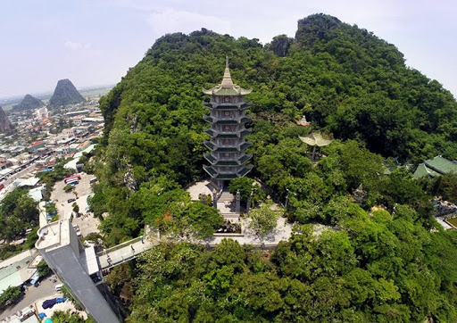 Cách trung tâm thành phố 8km về phía Đông Nam, ngôi chùa này có tuổi đời gần 200 năm tuổi