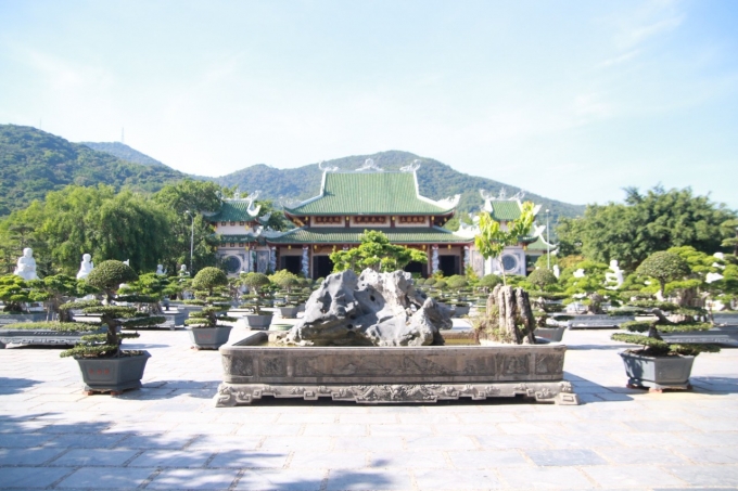 Khoảng sân rộng với tượng 18 vị La Hán