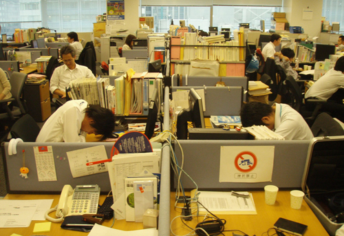 Công việc đôi khi là cơn ác mộng ở Hàn Quốc. Ảnh: Internet