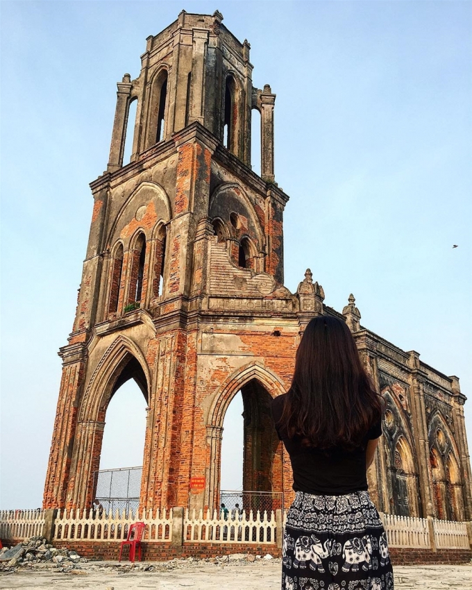 Góc nhìn nhà thờ đổ trên biển