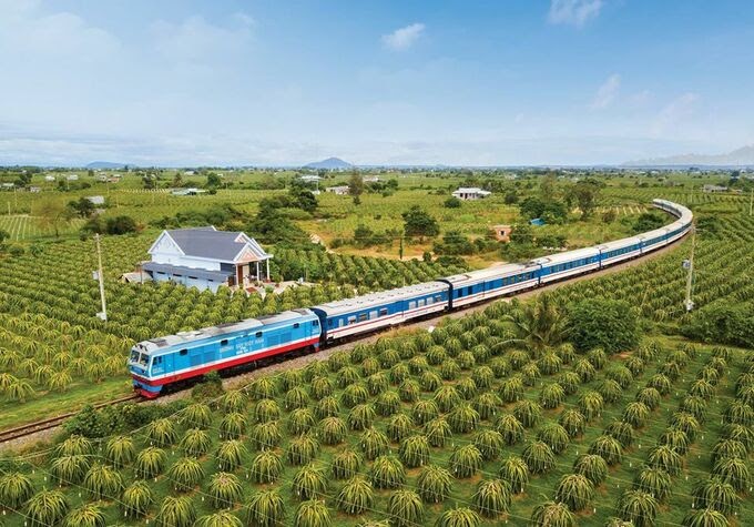 Ngồi trên tàu, du khách có thể nhìn ngắm cảnh vật xung quanh. Ảnh: Công ty Cổ phần Vận tải Đường sắt Sài Gòn - Saigonrailways