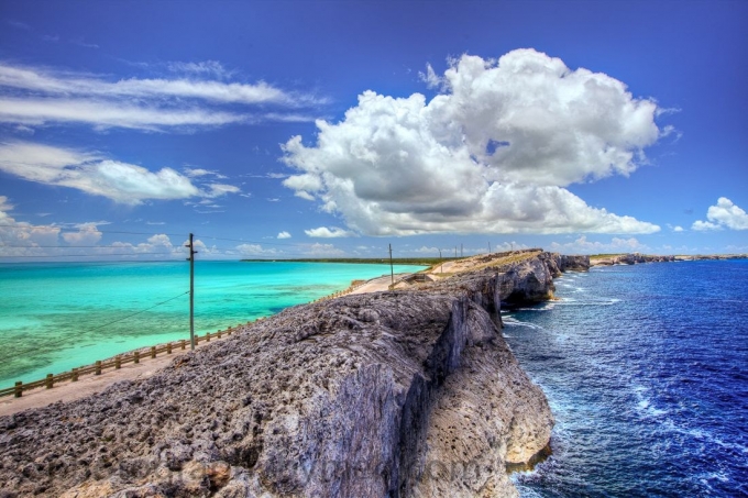 Cây cầu tạo ranh giới giữa hai màu nước biển. Ảnh: Travelhost