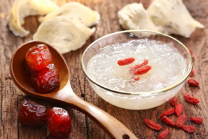 Yến chưng đường phèn là món ăn thanh mát và bổ dưỡng
