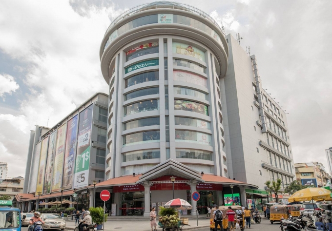 Bên ngoài Trung tâm thương mại Sorya