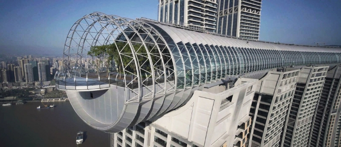 The Crystal có điểm tương đồng với kiến trúc của Marina Bay Sands của Singapore bởi do cùng kiến trúc sư Moshe Sadie thiết kế. Ảnh: Capital Land
