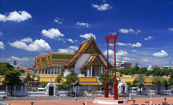 Chùa Wat Suthat nổi tiếng với chiếc đu quay khổng lồ