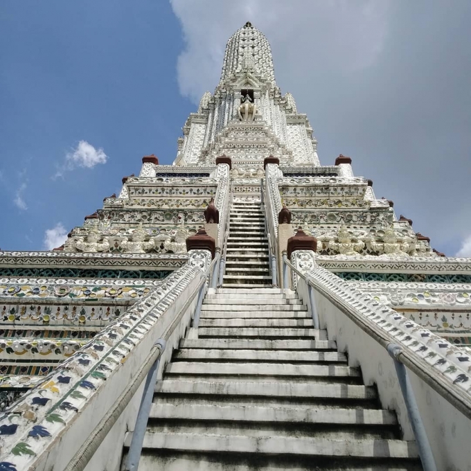 Kiến trúc độc đáo thu hút hàng triệu du khách của chùa Wat Arun (Ảnh: @missvickyhaigh)