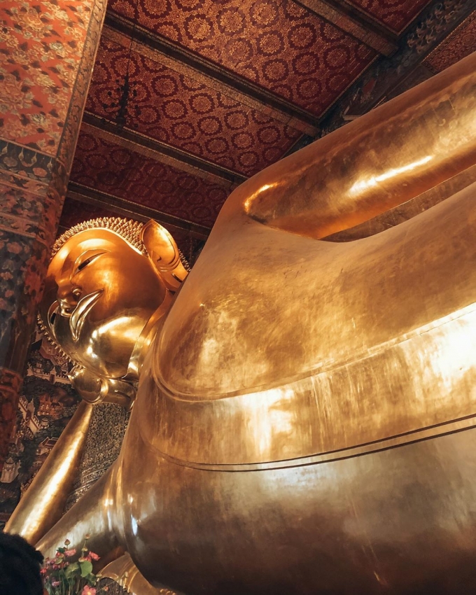 Pho tượng Phật nằm khổng lồ, chiều dài lên đến 46m và chiều cao 15m ở chùa Wat Pho (Ảnh: @phoebedrewtravels)