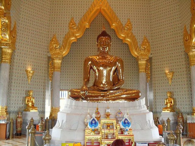 Tượng Phật Ngọc linh thiêng trên tòa sen ở chùa Wat Phra Kaew