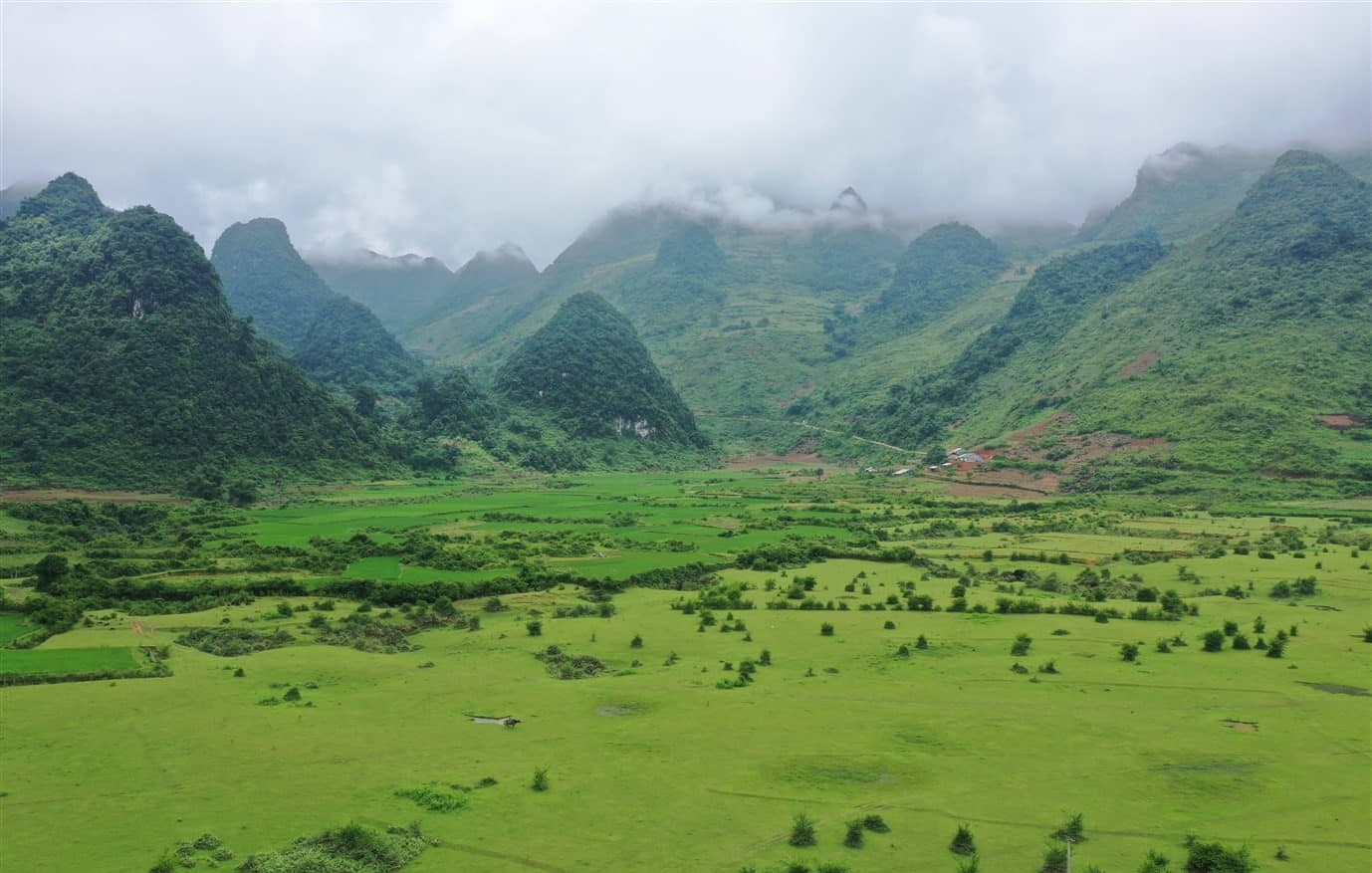 Bãi Tình nằm ở huyện Thông Nông, cách trung tâm tỉnh Cao Bằng khoảng 52km