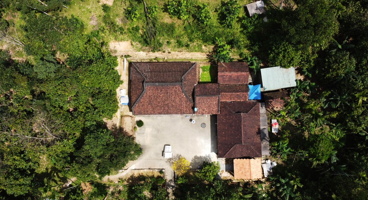 Làng cổ Lộc Yên nằm ẩn mình trong một thung lũng tròn, bao quanh là các dãy núi