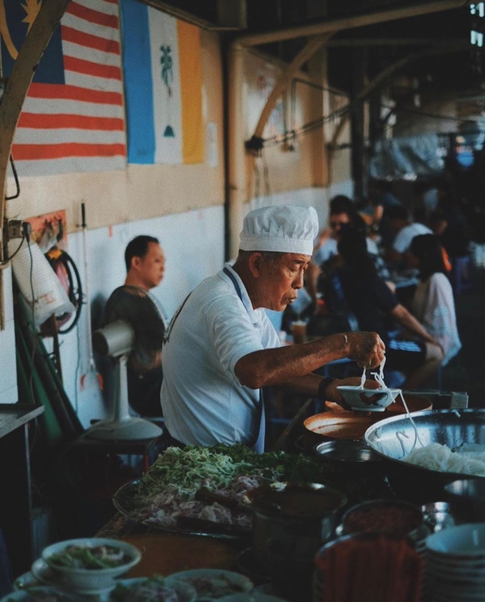 Hình ảnh một đầu bếp đang chuẩn bị nguyên liệu làm món Laska. Ảnh:@georgetowncity