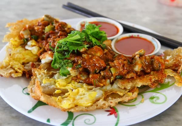 Hàu ốp lết ăn kèm tương ớt đặc biệt của Penang. Ảnh:Internet