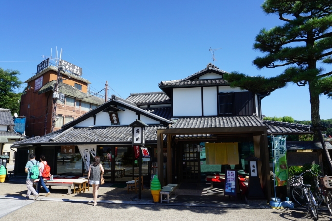 Tsuen nằm ở thành phố Uji, tỉnh Kyoto (Nhật Bản) đêm đến hương vị trà nổi tiếng