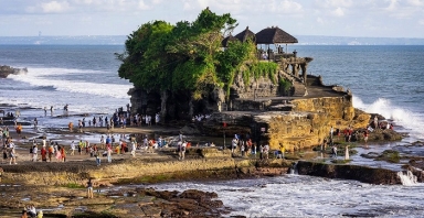 Bali tấp nập du khách, kín phòng trong dịp lễ cuối năm