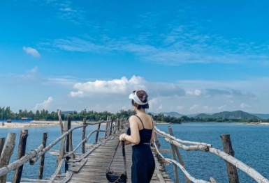 Cây cầu gỗ dài nhất Việt Nam, điểm check-in của xứ 'hoa vàng cỏ xanh'