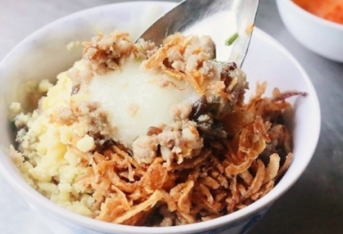 Xe bánh đúc nóng cực hot chỉ 5 chỗ ngồi trên đường Võ Thị Sáu