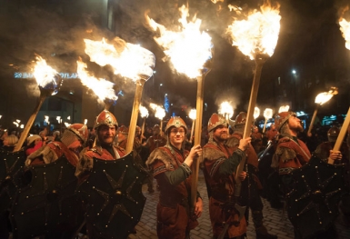 Sôi động lễ hội cầu lửa Hogmanay đón năm mới ở Scotland