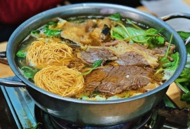 Thưởng thức lẩu bò nhà gỗ ngay tại Sài Gòn