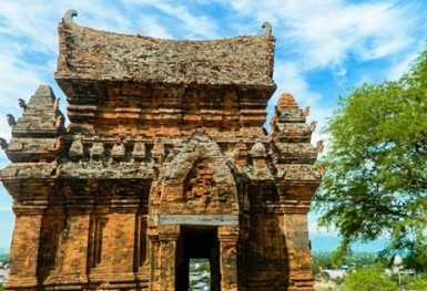 Tháp Chàm Po Klong Garai và vẻ đẹp hiên ngang trước nắng và gió