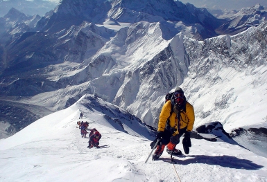 Những nguy hiểm trên hành trình leo lên đỉnh Everest