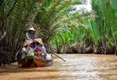 Du khách thích thú với trải nghiệm du lịch trên sông Mê Kông