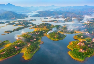 Vẻ đẹp đầy mê hoặc của hồ Cấm Sơn ở Bắc Giang