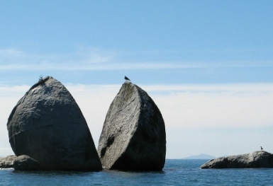 Khám phá khối đá tách đôi 120 triệu năm tuổi ở New Zealand