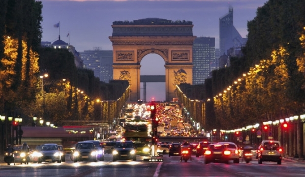 Ăn chơi sành điệu trên đại lộ Champs Elysees hoa lệ
