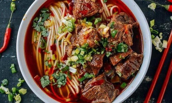 “Vừa ăn vừa khóc” với món bún bò cay Bạc Liêu