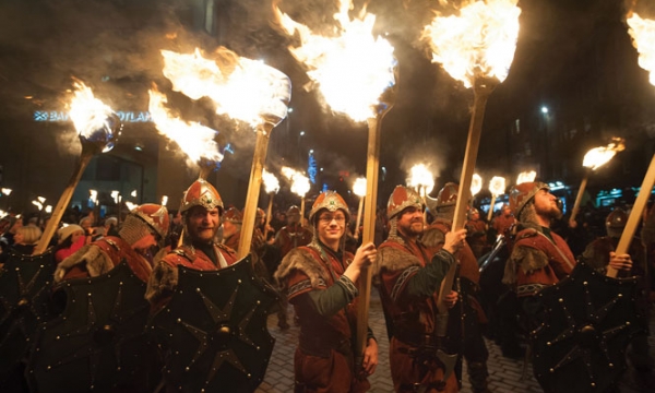 Sôi động lễ hội cầu lửa Hogmanay đón năm mới ở Scotland
