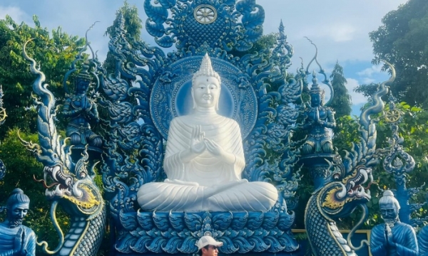 Hồ Quang Hiếu du lịch Thái Lan, check in ngôi chùa trắng Wat Rong Khun nổi tiếng
