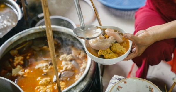 Có gì bên trong bát bún bò Huế 70 năm tuổi gây thương nhớ