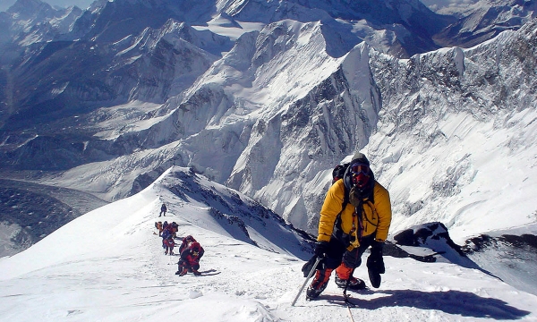 Những nguy hiểm trên hành trình leo lên đỉnh Everest